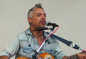 Entre Rock, Protesta y Garabujos: El Universo de Kristos Lezama